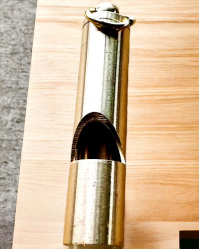 "Eleganckie Gwizdki - 4 Warianty gwizdka, gwizdek do wyboru, z możliwością grawerowania" in Italian is: "Fischietti Eleganti - 4 Varianti di fischietto, fischietto a scelta, con possibilità di incisione"