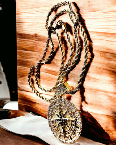 Collana con Pendente Bussola in Stile Glamour con Zirconi per Donne e Uomini - colore oro, incisione