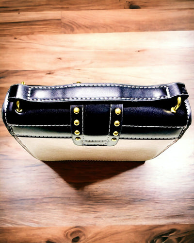 Borsa a Tracolla Quadrata Viola Chiaro con Motivo Leone – Elegante Borsetta in Pelle PU Testurizzata. Personalizzazione con Incisione