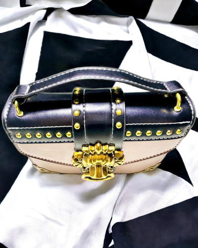 Borsa a Tracolla Quadrata Viola Chiaro con Motivo Leone – Elegante Borsetta in Pelle PU Testurizzata. Personalizzazione con Incisione