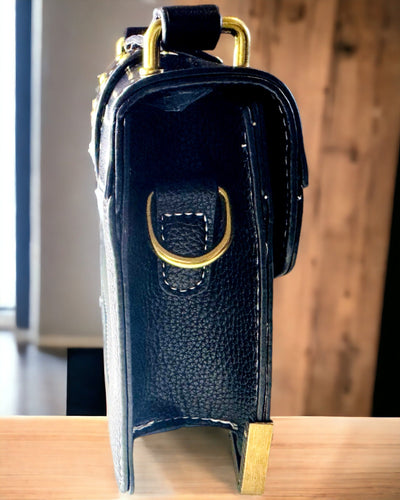 Borsa a Tracolla Quadrata alla Moda con Accento Leone - colore nero