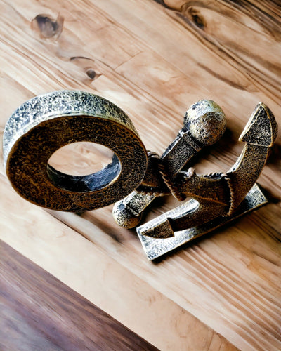 Scultura Rustica di Ancora in Resina - "Leggenda Marina", personalizzazione dell'ancora con incisione