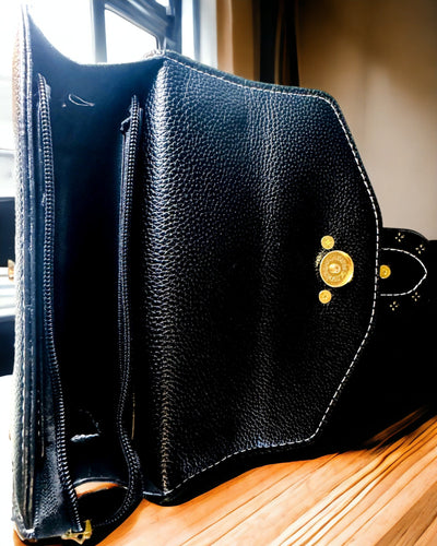 Borsa a Tracolla Quadrata alla Moda con Accento Leone - colore nero