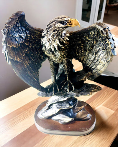 Statuetta Decorativa "Aquila Volante" – Maestoso Simbolo di Forza e Libertà