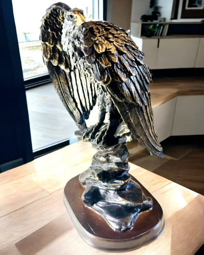 Statuetta Decorativa "Aquila Volante" – Maestoso Simbolo di Forza e Libertà