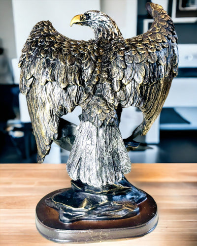 Statuetta Decorativa "Aquila Volante" – Maestoso Simbolo di Forza e Libertà