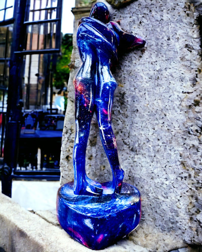 Abbraccio Cosmico - Statuetta in Resina con Opzione di Incisione