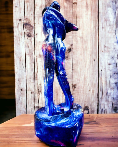 Abbraccio Cosmico - Statuetta in Resina con Opzione di Incisione