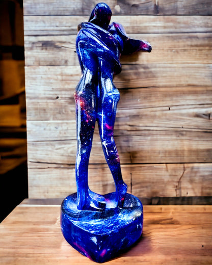 Abbraccio Cosmico - Statuetta in Resina con Opzione di Incisione