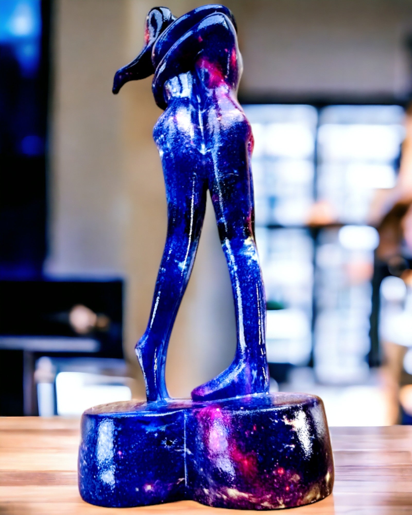 Abbraccio Cosmico - Statuetta in Resina con Opzione di Incisione