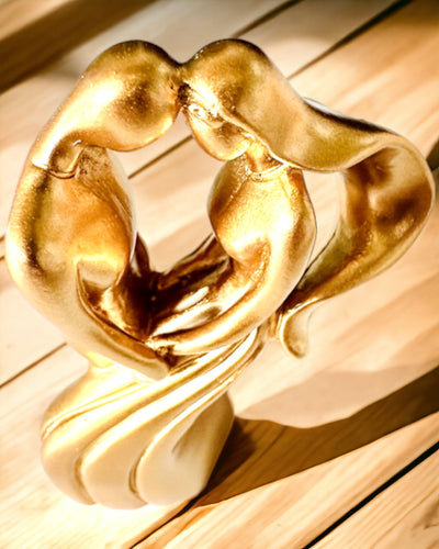 Scultura dell'Amore - "Passione Eterna" - Piccola Statua Decorativa di colore oro con Opzione di Incisione