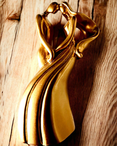 Scultura dell'Amore - "Passione Eterna" - Piccola Statua Decorativa di colore oro con Opzione di Incisione