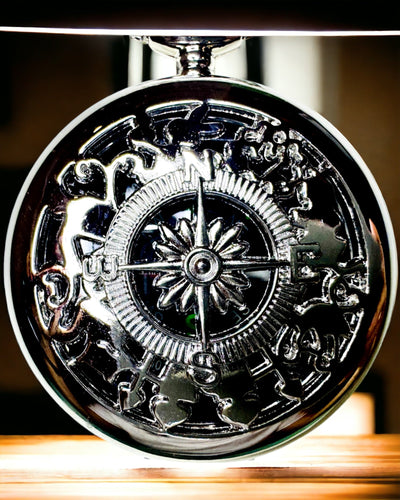 Bussola Tascabile Argento in Stile Retrò con Motivo Trafitto – Elegante e Pratica. Incisione