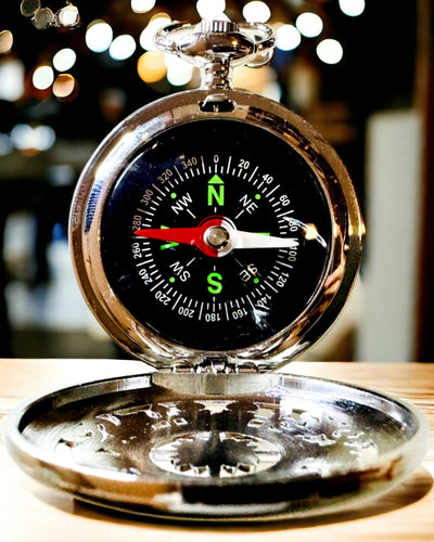 Bussola Tascabile Argento in Stile Retrò con Motivo Trafitto – Elegante e Pratica. Incisione