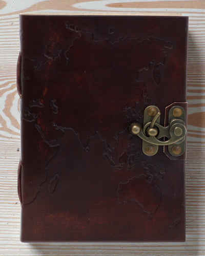 Taccuino in pelle con mappa del mondo e cuciture (18x13 cm)