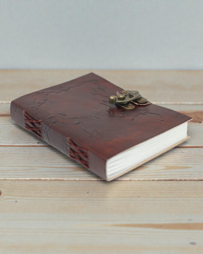 Taccuino in pelle con mappa del mondo e cuciture (18x13 cm)