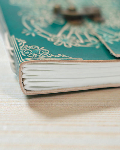 Taccuino in pelle turchese „Pace” con cerniera – armonia e tranquillità (18 x 13 cm)