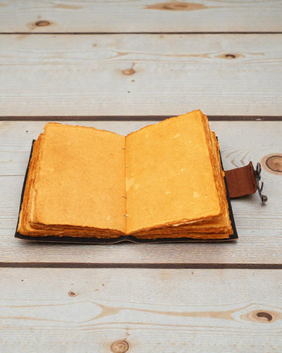 Lotus Anima – taccuino in pelle con mandala del loto e pagine invecchiate