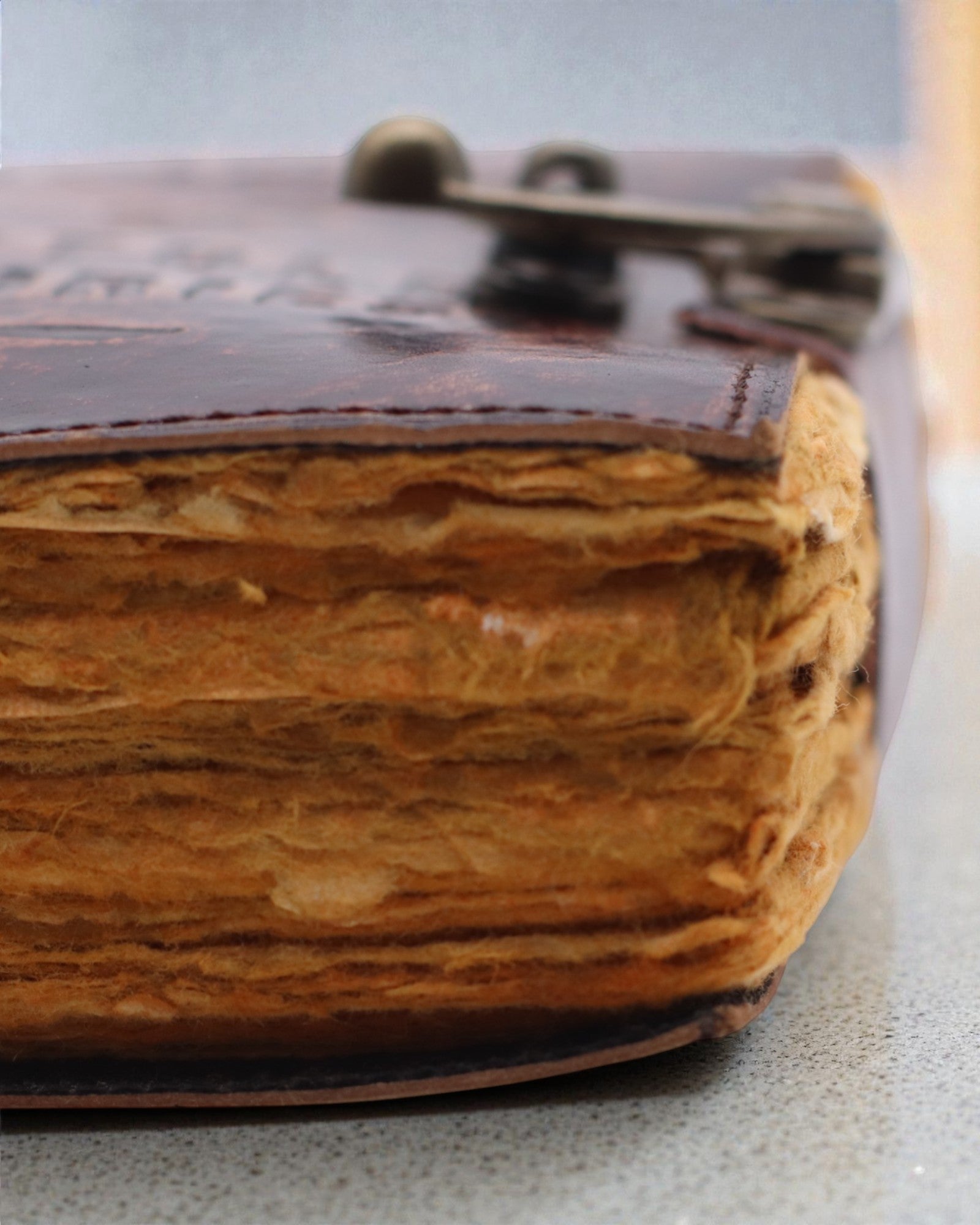 Antiqua Stories – taccuino in pelle con pagine anticate 15 × 10 cm, Gli appunti di storie mai raccontate