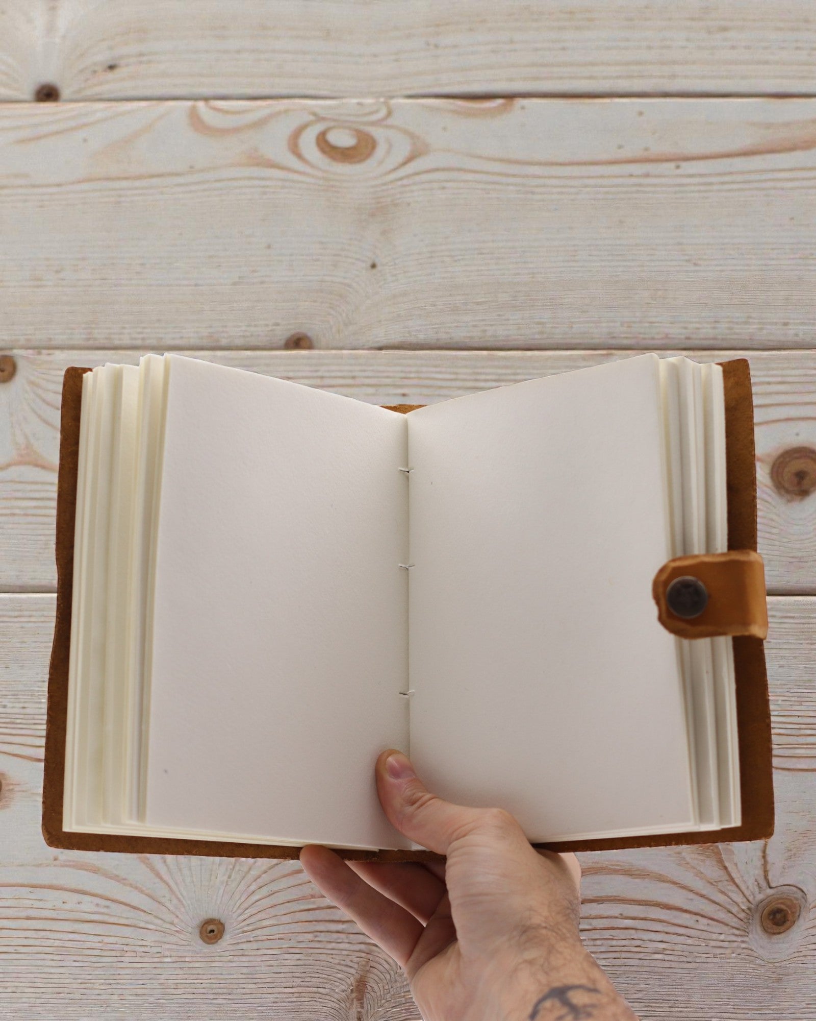 Taccuino in pelle con fiori goffrati – marrone (17,8 x 12,7 cm)