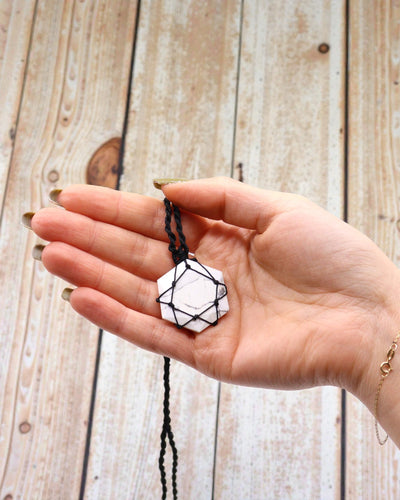 Equilibrio Bianco – Collana in Macramè con Howlite Bianca