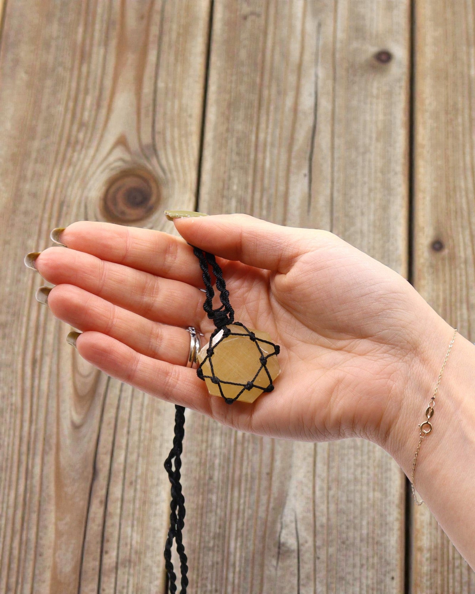 Esagono del Sole – Collana in Macramè con Quarzo Giallo
