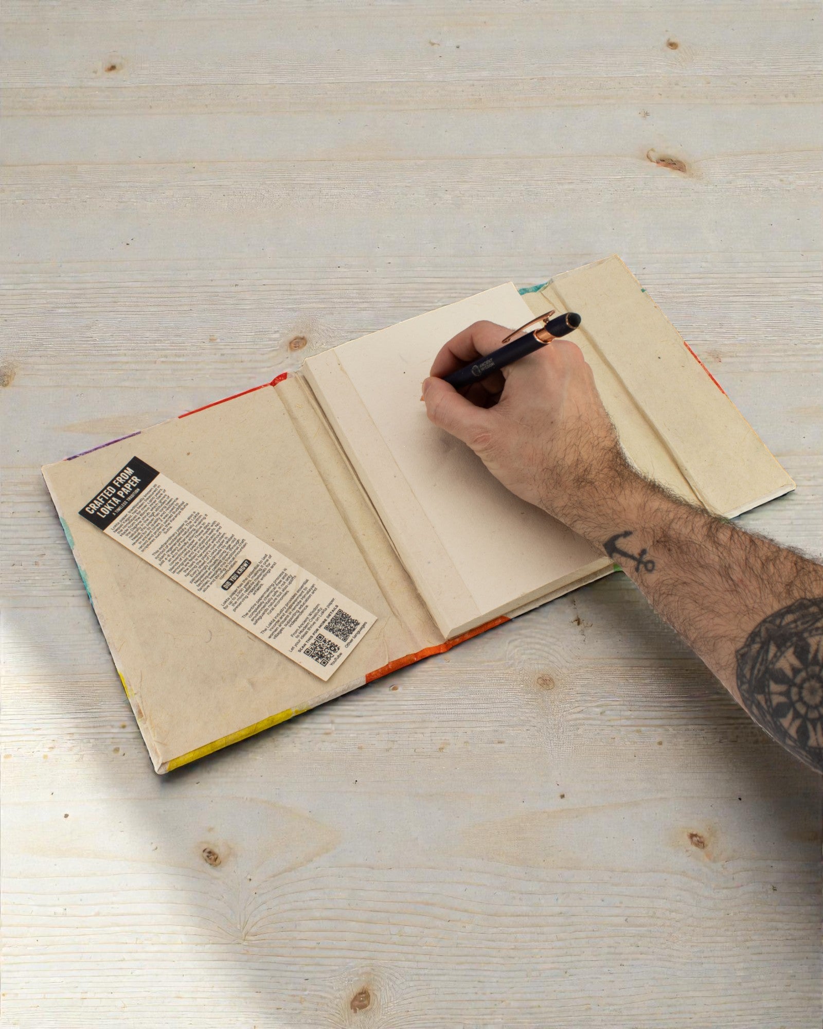 Grande taccuino Lokta con foglie colorate – Colori della natura (45 fogli, 21 x 15 cm)