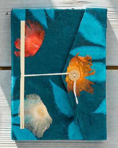 Quaderno grande Lokta Fiori audaci – blu marino (45 fogli, 21 x 15 cm)