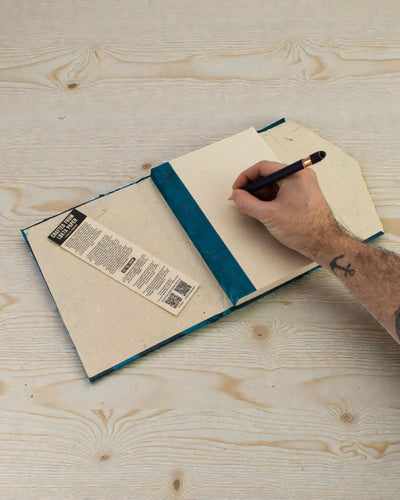 Quaderno grande Lokta Fiori audaci – blu marino (45 fogli, 21 x 15 cm)