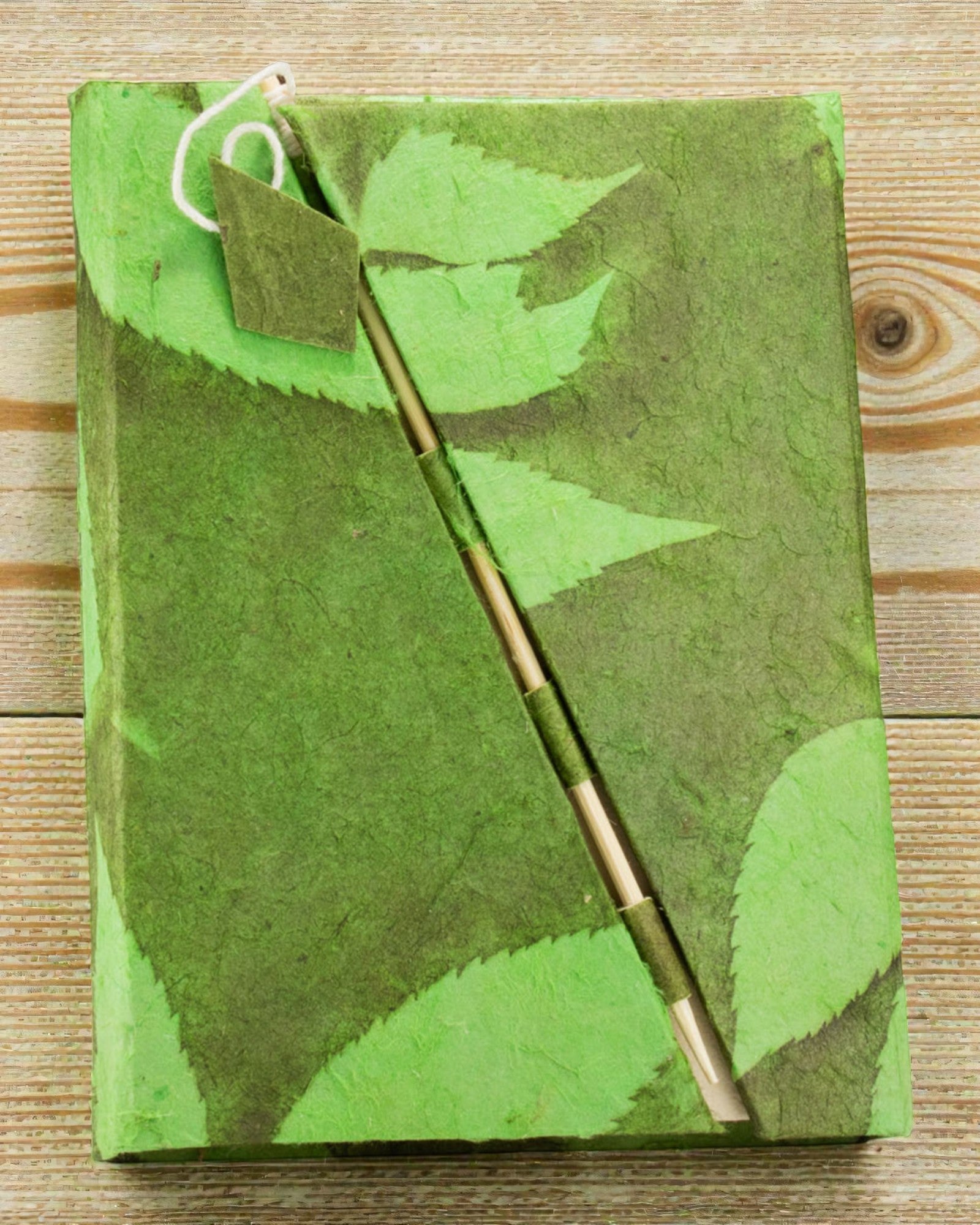 Lokta Sussurro della foresta con chiusura in bambù – taccuino 15 × 12 cm, 45 fogli, Verde foresta