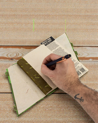 Lokta Sussurro della foresta con chiusura in bambù – taccuino 15 × 12 cm, 45 fogli, Verde foresta