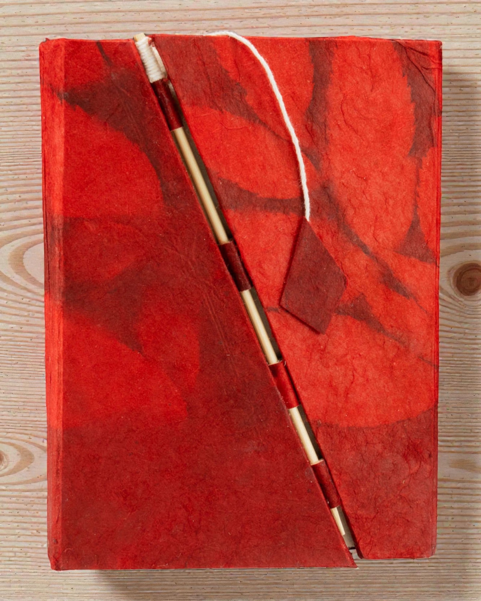 Taccuino Lokta a fiori vistosi con chiusura in bambù – Medio (15x12cm) – 45 fogli – Rubino