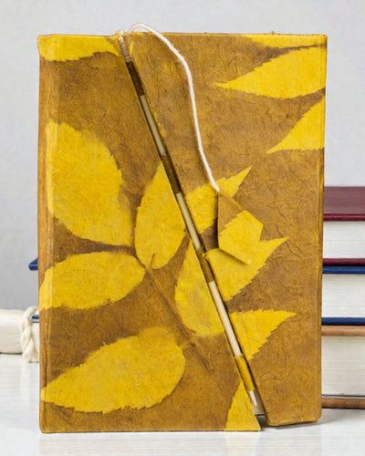 Taccuino medio Lokta Fiori audaci – color senape (45 fogli, 15 x 12 cm)