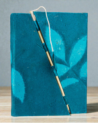 Taccuino medio Lokta Fiori audaci – blu marino (45 fogli, 15 x 12 cm)
