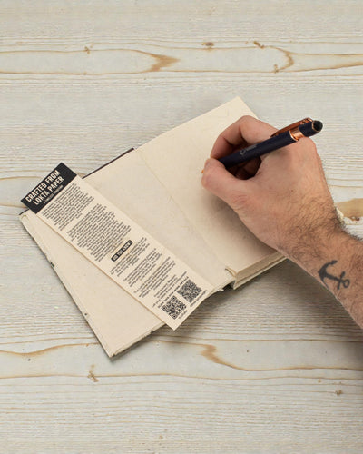 Taccuino Lokta con bandiera di preghiera tradizionale – Medio (15x12cm) – 45 fogli – Naturale