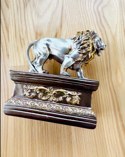 Lwi Strażnik – Statuetta con Possibilità di Incisione