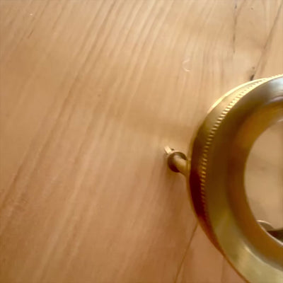 Lente d’ingrandimento su treppiede MAG-0015 con custodia in ottone, colore oro, possibilità di personalizzazione incisione, ideale come regalo per gioiellieri e filatelici, altezza 7 cm, ingrandimento x3