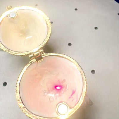 Esclusiva scatola uovo Fabergé in metallo con cristalli bianco-oro con possibilità di personalizzazione tramite incisione