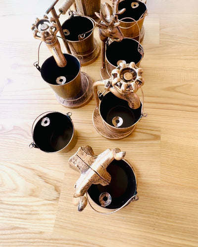 "Rustic Charm" Stile Posacenere in Metallo, altezza 19-23 cm, 8 varianti disponibili, incisione su richiesta