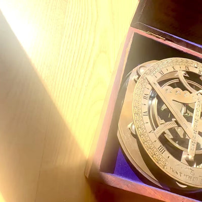 Grande bussola in ottone XXL con orologio solare in elegante scatola di legno