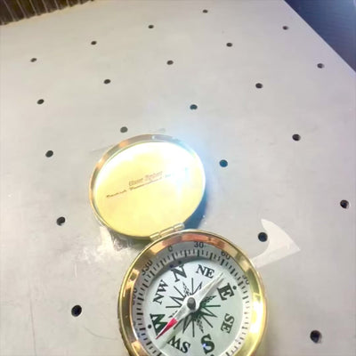 Bussola retrò in ottone con coperchio richiudibile, possibilità di personalizzazione con incisione, ideale come regalo per un velista, altezza 5 cm, stile marinaro