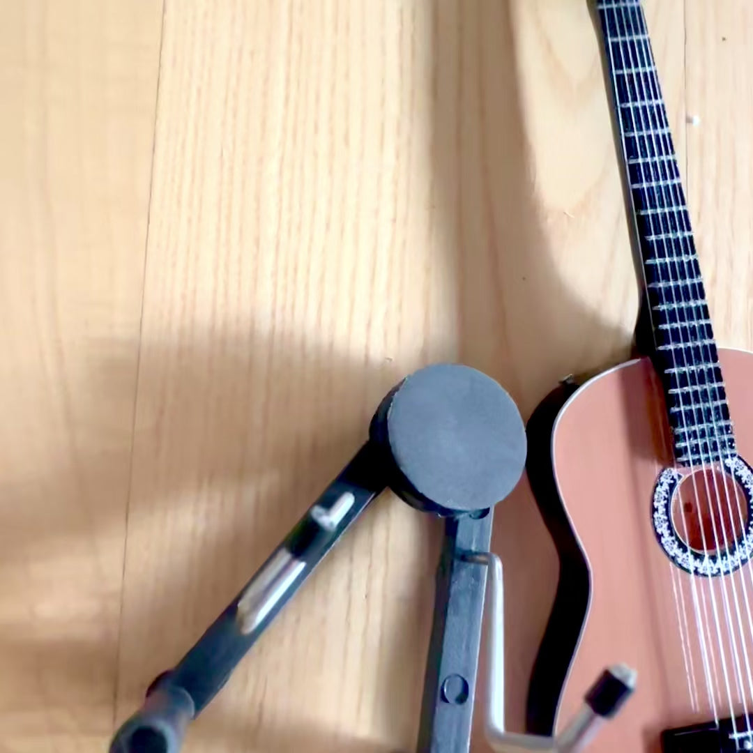 Mini Chitarra Classica con Incisione - Decorazione in Legno di Mogano 25 cm
