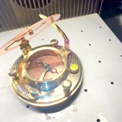 Bussola in ottone con orologio solare in elegante scatola di legno - regalo ideale con possibilità di personalizzazione tramite incisione - stile retrò, lavorazione classica, alta qualità