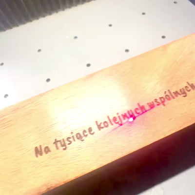 Eleganti Dadi in Legno con Puntini in Ottone in Scatola Personalizzata