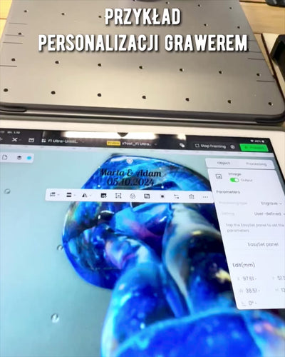Abbraccio Cosmico - Statuetta in Resina con Opzione di Incisione
