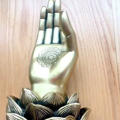Statuetta dorata Mano di Buddha Mudra OM con incisione - Elegante decorazione da regalo - Fiore di loto, 21cm, polyresin, stile glamour