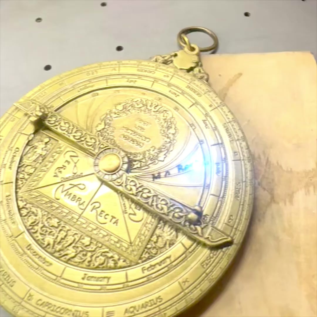 Astrolabio europeo H32 – replica rinascimentale premium con possibilità di personalizzazione tramite incisione – regalo ideale con elegante basamento in legno – altezza 12 cm, realizzato a mano con cura dei dettagli