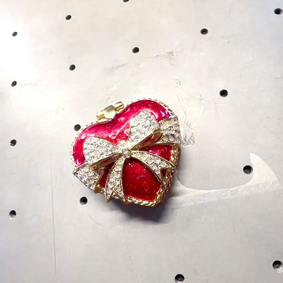 Scatolina portagioie in metallo a forma di cuore con cristalli, rossa-oro-argento, possibilità di personalizzazione tramite incisione, ideale come regalo romantico, dimensioni 4,8 x 4 x 2,5 cm