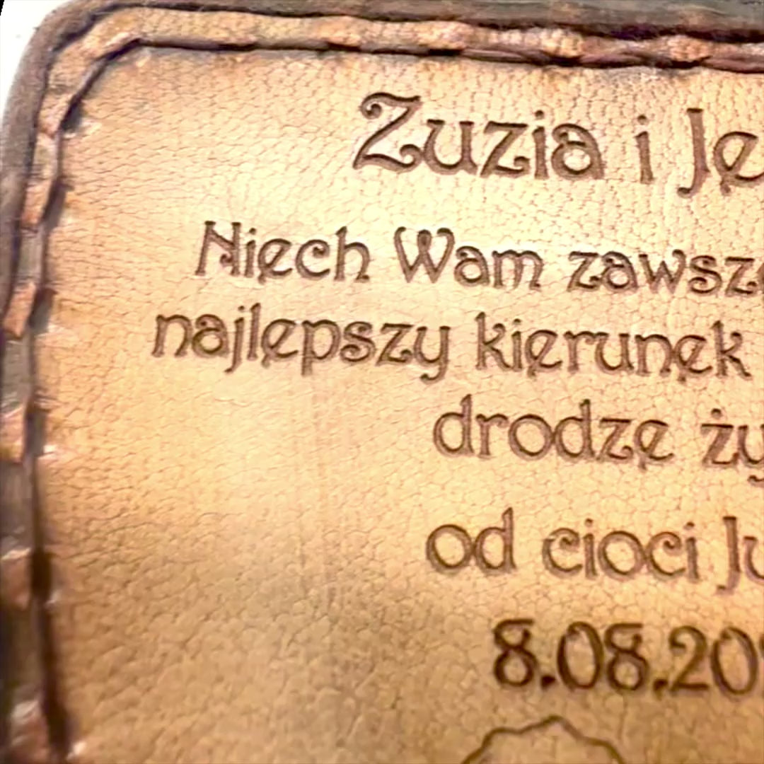 Bussola del viaggiatore con incisione personalizzata in custodia di pelle - gadget retrò in ottone per regalo, 9,25 cm con scritta ispiratrice