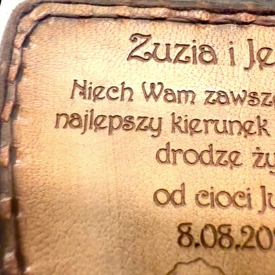 Bussola del viaggiatore con incisione personalizzata in custodia di pelle - gadget retrò in ottone per regalo, 9,25 cm con scritta ispiratrice